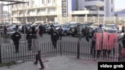 Під час протесту під будівлею парламенту Косова, 17 листопада 2015 року