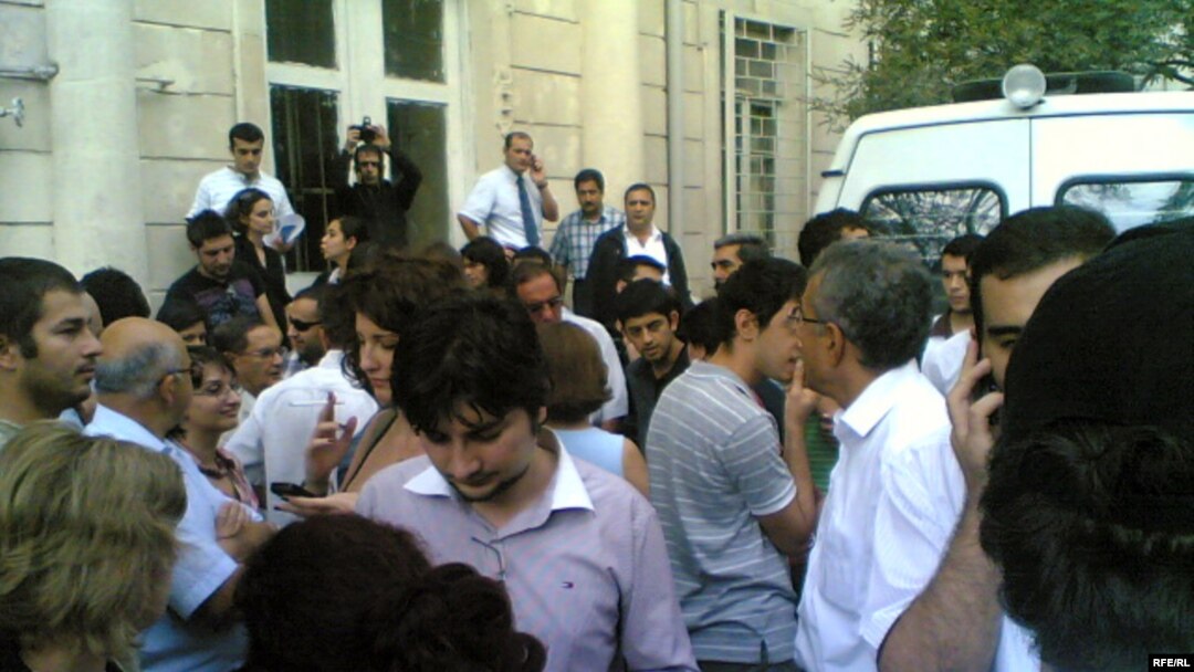 Məhkəmənin qarşısı, 16 sentyabr 2009