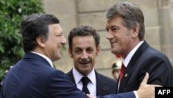 Жозе Мануель Баррозу і Ніколя Саркозі вітають Віктора Ющенка. Єлисейський палац, Париж, 9 вересня 2008 року