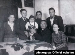 Священник Омелян Ковч із рідними