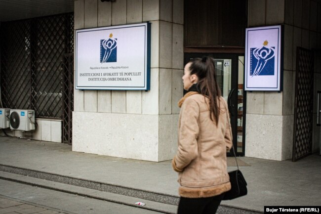 Një qytetare duke kaluar pranë zyrës së Avokatit të popullit