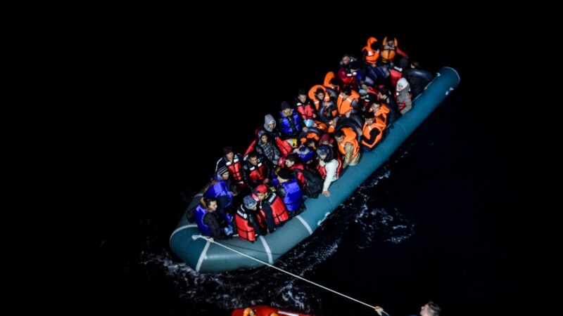 گارد ساحلی ایتالیا بیشتر از صد مهاجر را از غرق شدن نجات داد