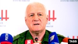 Військовий пенсіонер Олександр Коломієць дає прес-конференцію в Донецьку, 22 червня 2015 року