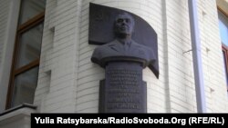 Погруддя Леоніда Брежнєва на одному з будинків у Дніпропетровську, в якому він мешкав