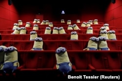 Jucăriile Minions sunt văzute pe scaunele de cinema pentru a menține distanța socială într-un cinematograf în 2020.