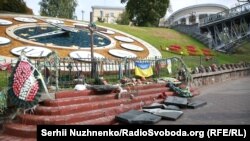 Зруйнований пам'ятник героям Небесної сотні в Києві, 5 жовтня 2017 року