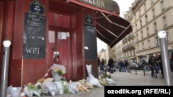 Парижде 13 қарашада террорлық шабуыл жасалған көпшілік орындардың бірінде құрбандардың құрметіне қойылған гүлдер. 14 қараша 2015 жыл.