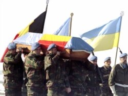 Напередодні виборів поблизу міста Вуковар був застрелений бельгійський солдат з миротворчої місії ООН Олів’є Госсі. У церемонії прощання беруть участь й українські миротворці під національними стягами. 2 лютого 1997 року.