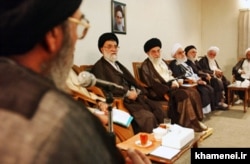 هاشم رسولی محلاتی در کنار آیت‌الله خامنه‌ای در یکی از دیدارهای ائمه جمعه با رهبر جمهوری اسلامی