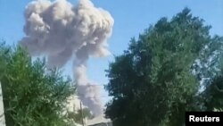 На кадре, предоставленном очевидцем, грибовидный столб дыма поднимается над районом взрывов в хранилище боеприпасов. Арысь, 24 июня 2019 года. 