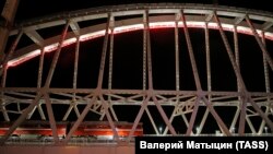 Російський поїзд на Керченському мосту