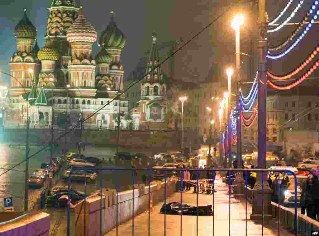 The body of slain Russian opposition leader Boris Nemtsov lies on Moskvoretsky Bridge near the Kremlin and St. Basil&#39;s Cathedral in central Moscow. Nemtsov, a noted critic of President Vladimir Putin, was shot dead &nbsp;late on February 27. (AFP/Dmitry Sereryakov)