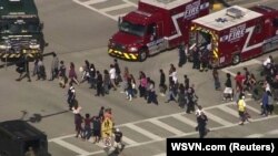 Elevi evacuați din Marjory Stoneman Douglas High School în timpul incidentului de la Parkland, Florida