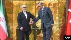 Türkiýäniň premiýer-ministri Rejep Taýyp Erdogan (S) Eýranyň wise-prezidenti Mohammad Reza Rahimi bilen duşuşýar. Ankara, 4-nji oktýabr, 2012.