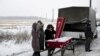 Бои на востоке Украины приводят к многочисленным жертвам среди мирного населения. На снимке: похороны в Дебальцево