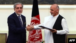 Abdullah Abdullah (sol) və Ashraf Ghani Ahmadzai 
