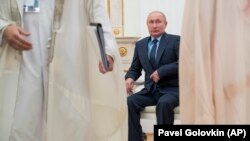 Владимир Путин готовится к переговорам с фактическим правителем ОАЭ, наследным принцем Абу-Даби, шейхом Мухаммадом бин Заидом Аль Нахайяном. Москва, 1 июня 2018 года