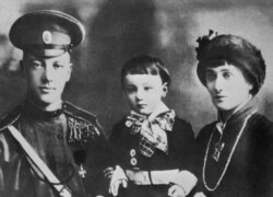 Акын Анна Ахматова күйөөсү Николай Гумилёв жана уулу Лев менен. 1915.