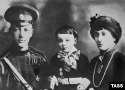 Анна Ахматова и Николай Гумилев с сыном Левой, 1915 год