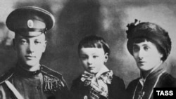 Анна Ахматова и Николай Гумилев с сыном Левой, 1915