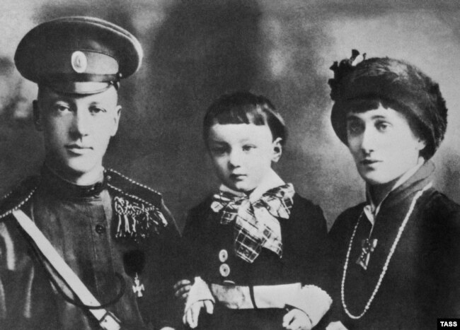 Акын Анна Ахматова күйөөсү Николай Гумилёв жана уулу Лев менен. 1915.