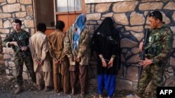 بازداشت شماری از افراد وابسته به گروه طالبان در سال ۲۰۱۵ در ننگرهار.