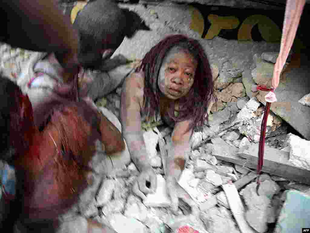 Женщина, извлечённая из-под обломков после землетрясения в Порт-о-Пренсе. Землетрясение произошло на Гаити 12 января. По оценкам правительства, в результате стихийного бедствия погибли более 200 000 человек, и один миллион остался без крова
