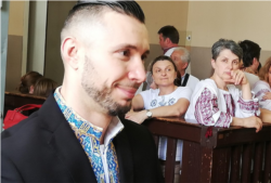 У судовій залі Віталій Марків (на передньому плані), на нього дивиться мати Оксана Максимчук, 21 червня 2019 року, Павія