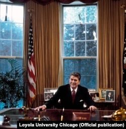 Рональд Рейган в овальном кабинете