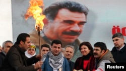 Курдський діяч, депутат парламенту Туреччини Селахаттін Демірташ (попереду в центрі) на тлі фото Абдуллаха Оджалана, 17 березня 2013 року