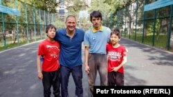 Арман Абдуллаханов ұлдарымен бірге. Алматы, 11 маусым 2019 жыл.