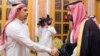 Наследный принц Саудовской Аравии Мухаммед бин Салман на встрече с сыном убитого журналиста Джамаля Хашогги