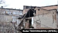 Как рассказывают соседи, под руинами осталась 76-летняя Зинаида Болквадзе