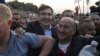 Михаил Саакашвили переходит польско-украинскую границу в сопровождении своих сторонников 