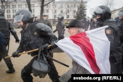 Bahinskaya gets hauled away by police in 2017.