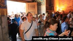 Туристы в исторической части Самарканда.