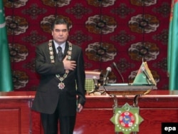 Gurbanguly Berdimuhamedow kasam kabul edip, prezident wezipesine girişýär. Aşgabat. 14-nji fewral, 2007 ý.