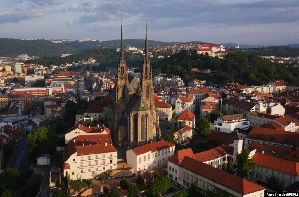 Брно, Чехия. Острые шпили собора Святых Петра и Павла виднеются из любой части города.