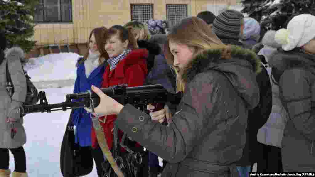 Також дозволили потримати в руках справжню зброю