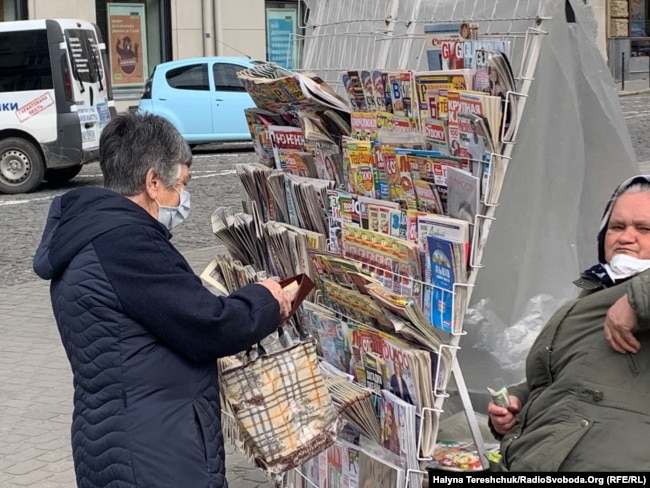 Не всім старшим львів'янам сидиться вдома