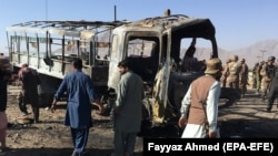 На месте взрыва в пакистанской провинции Белуджистан. 18 октября 2017 года.