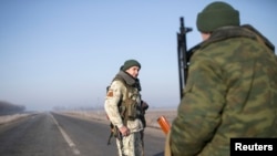 Донецклик айирмачилар вакиллари Донецк шаҳри яқинидаги назорат-ўтказиш масканида, 2015 йил 15 феврали.