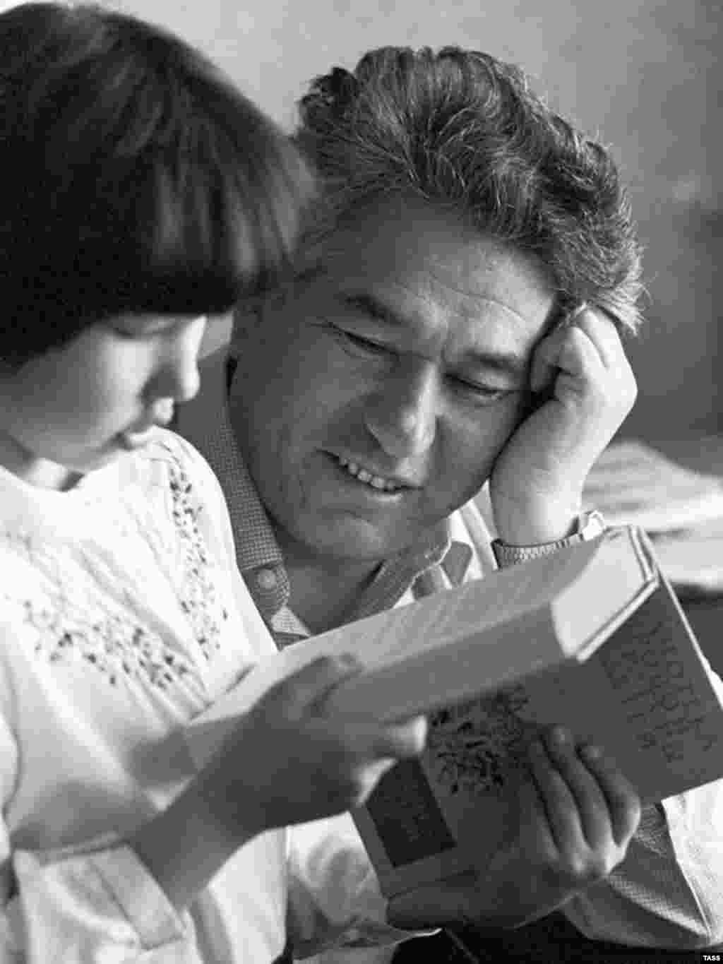 Novelist Chingiz Aitmatov with his daughter Shirin in 1985