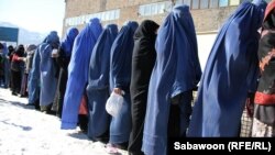 آرشیف - شماری از زنان بی بضاعت در کابل