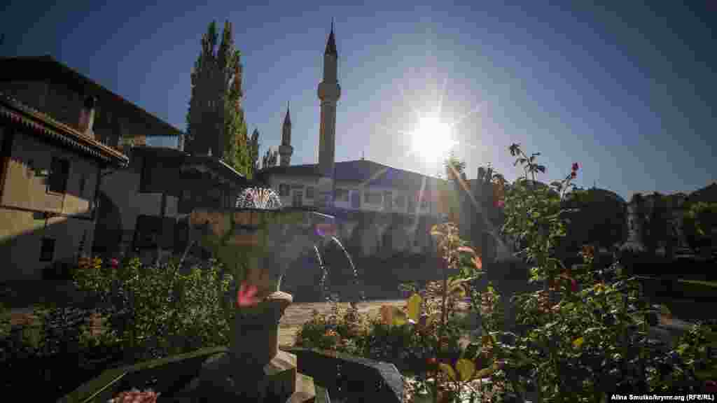 Вид на Большую Ханскою мечеть. До сегодняшнего дня она является одной из крупнейших в Крыму 
