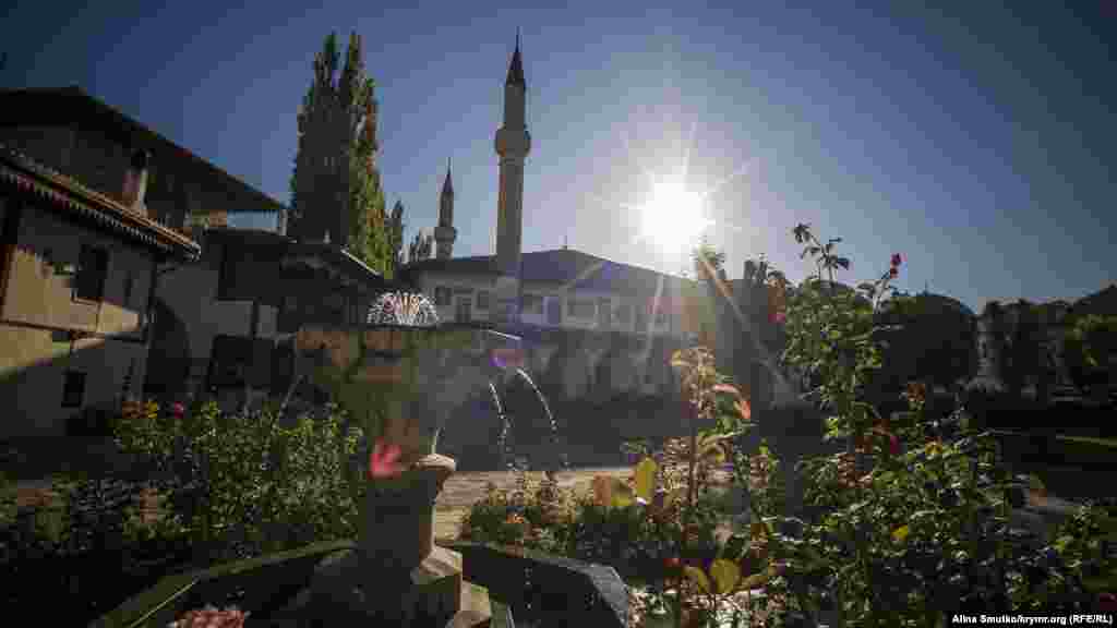 Han Caminiñ manzarası. Bugünge qadar Qırımda eñ büyük camilerden biri sayıla