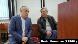 Омурбек Текебаев и Дуйшенкул Чотонов в зале суда. 1 октября 2019 года.