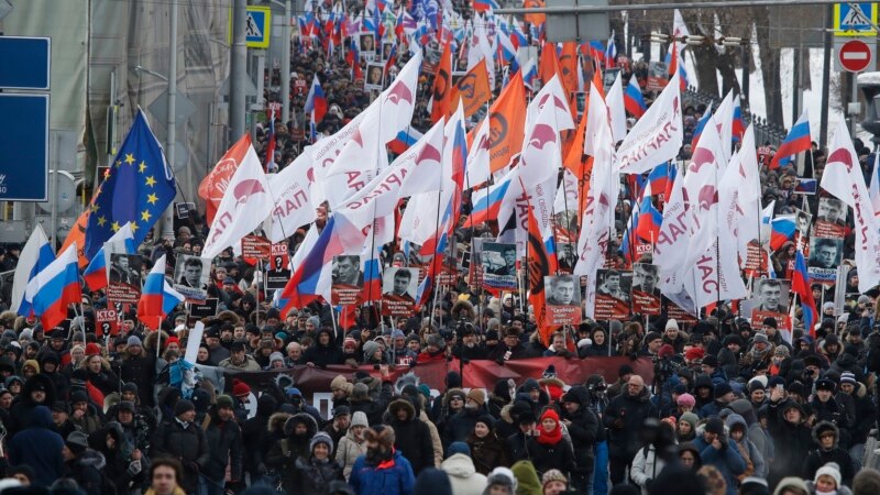В Москве на марш памяти Немцова пришли тысячи человек