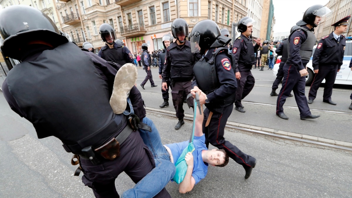 Пинали по почкам, ударили по затылку, наступили на голову