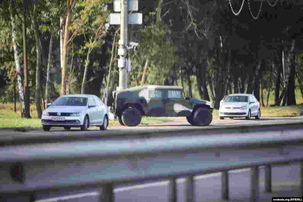 Еще одна военная машина на въезде в Минск